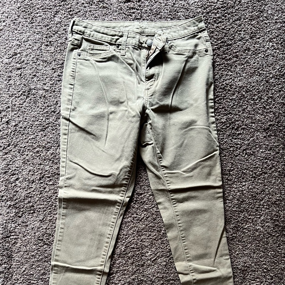 Universal Thread khaki pants size 6 woman’s